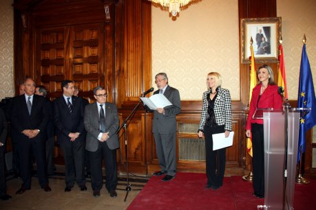 La nova subdelegada del govern de l'Estat a Lleida, Inma Manso (segona per la dreta), durant la presa de possessió del càrrec. FOTO: Cortés, Laura.