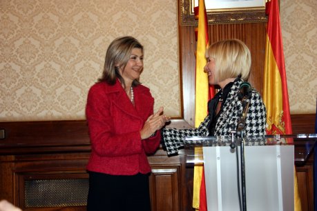 La nova subdelegada del govern de l'Estat a Lleida, Inma Manso (dreta), durant la presa de possessió del càrrec. Està acompanyada de la delegada del govern de l'Estat a Catalunya, Maria de Llanos de Luna. FOTO: Cortés, Laura.