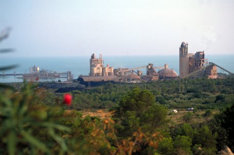 Imatge de la cimentera Cemex d'Alcanar. FOTO: Cemex.