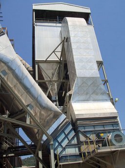 Imatge d'un dels forns de la cimentera d'Alcanar. FOTO: Cemex.