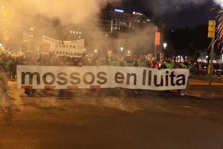 Capçalera de la manifestació dels Mossos d'Esquadra en contra de les retallades. FOTO: Campuzano, Oriol.