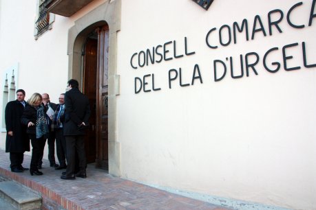 Moment de l'arribada de la vicepresidenta del Govern, Joana Ortega, al Consell Comarcal del Pla d'Urgell. FOTO: Bosch, Oriol.