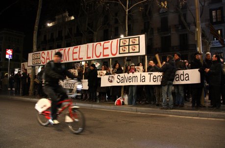 Una seixantena de treballadors del Liceu s'han tornat a concentrar a les portes del teatre aquest dijous al vespre FOTO: Cortina, Pau.