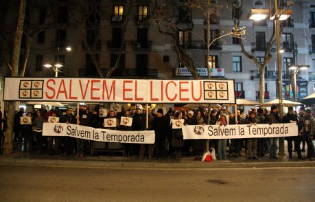 Una seixantena de treballadors del Liceu s'han tornat a concentrar a les portes del teatre aquest dijous al vespre FOTO: Cortina, Pau.