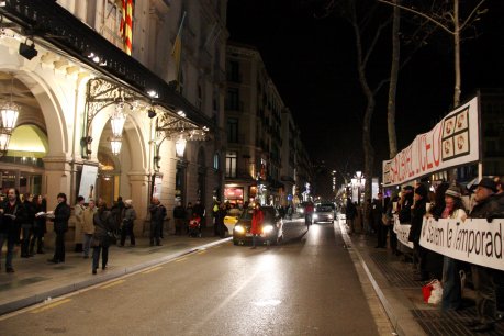 Una seixantena de treballadors del Liceu s'han tornat a concentrar a les portes del teatre aquest dijous al vespre FOTO: Cortina, Pau.