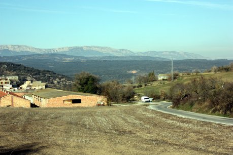 L'incendi s'ha originat ales muntanyes del fons, en una zona de difícil accés. FOTO: Cortés, Laura.