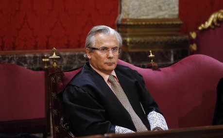 El jutge espanyol Baltasar Garzón s'asseu a la banqueta en l'inici del seu judici a Madrid. FOTO: Andrea Comas / Reuters.