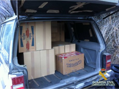 Els detinguts transportaven el tabac a l'interior d'un vehicle FOTO: Guàrdia Civil.