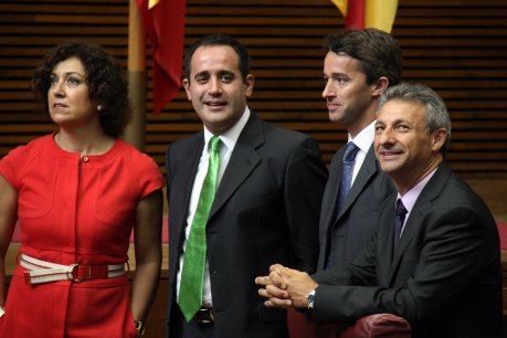 El secretari general socialista Jorge Alarte (centre) amb representants del seu grup parlamentari moments abans d'iniciar-se el debat d'una recent sessió a les Corts Valencianes. FOTO: Soler, José / Arxiu ACN.