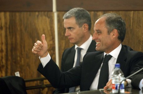 L'expresident de la Generalitat, Francesc Camps, i l'exsecretari general del Partit Popular de la Comunitat Valenciana, Ricardo Costa, reaccionen durant la lectura del veredicte de l'anomenada causa dels vestits del cas Gürtel, en què han estat declarats no culpables. FOTO: Kai Försterling.