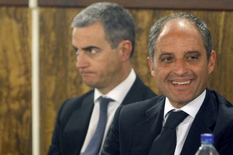 L'expresident de la Generalitat, Francesc Camps, i l'exsecretari general del Partit Popular de la Comunitat Valenciana, Ricardo Costa, reaccionen durant la lectura del veredicte de l'anomenada causa dels vestits del cas Gürtel, en què han estat declarats no culpables. FOTO: Kai Försterling.