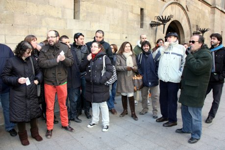 Una cinquantena de periodistes s'han concentrat aquest divendres davant la Paeria per denunciar que 'La Mañana' no paga els seus treballadors fa sis mesos. FOTO: Cortés, Laura.