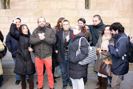 Una cinquantena de periodistes s'han concentrat aquest divendres davant la Paeria per denunciar que 'La Mañana' no paga els seus treballadors fa sis mesos. FOTO: Cortés, Laura.