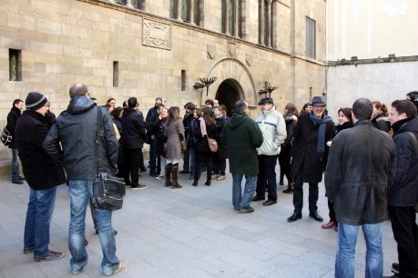 Una cinquantena de periodistes s'han concentrat aquest divendres davant la Paeria per denunciar que 'La Mañana' no paga els seus treballadors fa sis mesos. FOTO: Cortés, Laura.