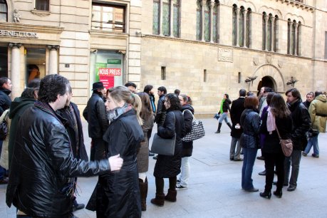 Una cinquantena de periodistes s'han concentrat aquest divendres davant la Paeria per denunciar que 'La Mañana' no paga els seus treballadors fa sis mesos. FOTO: Cortés, Laura.