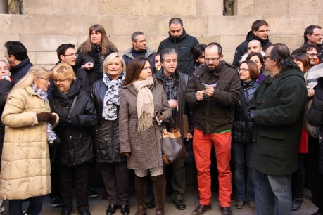 Una cinquantena de periodistes s'han concentrat aquest divendres davant la Paeria per denunciar que 'La Mañana' no paga els seus treballadors fa sis mesos. FOTO: Cortés, Laura.