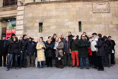 Una cinquantena de periodistes s'han concentrat aquest divendres davant la Paeria per denunciar que 'La Mañana' no paga els seus treballadors fa sis mesos. FOTO: Cortés, Laura.