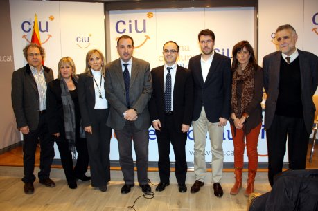 Els portaveus de CiU al Parlament, Jordi Turull, i Ramon Espadaler, amb els diputats de la federació per les comarques de Lleida. FOTO: Miret, Salvador.