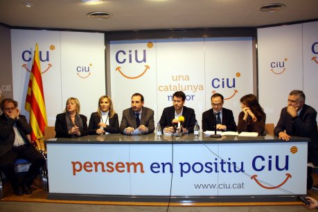 Els portaveus de CiU al Parlament, Jordi Turull, i Ramon Espadaler, amb els diputats de la federació per les comarques de Lleida. FOTO: Miret, Salvador.