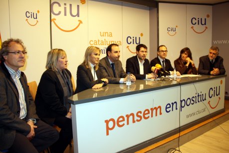 Els portaveus de CiU al Parlament, Jordi Turull, i Ramon Espadaler, amb els diputats de la federació per les comarques de Lleida. FOTO: Miret, Salvador.