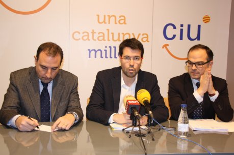Els portaveus de CiU al Parlament, Jordi Turull, i Ramon Espadaler, amb el diputat, Albert Batalla. FOTO: Miret, Salvador.
