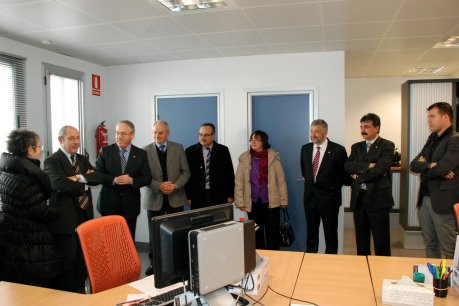 El president de la institució, Josep Poblet, ha visitat les dependències del BOPT per conèixer en detall els canvis tecnològics i de disseny. FOTO: Diputació de Tarragona.
