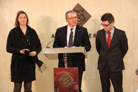 L'alcalde de Reus, Carles Pellicer, acompanyat de la popular d'Alícia Alegret i el nou regidor, Marc Arza. FOTO: Cervelló, Marc.