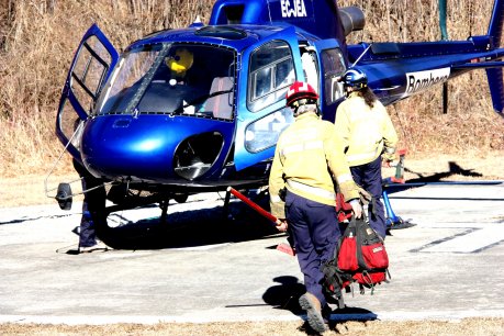 Dos bombers dirigint-se cap a l'helicòpter que els portarà a la zona alta de la muntanya FOTO: Lluvich, Marta.