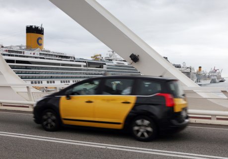 Un taxi creuant pel pont d'Europa al port de Barcelona FOTO: Campuzano, Oriol.