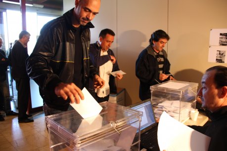 Un grup de taxistes participa a la votació en unes urnes a l'Estació de Sants FOTO: Romagosa, Esther.