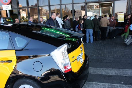 Un grup de taxistes fa cua per entrar a l'estació de Sants per votar FOTO: Romagosa, Esther.