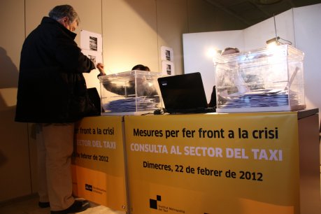 Un taxista votant a la consulta per aplicar mesures que adaptin el sector a la crisi FOTO: Romagosa, Esther.