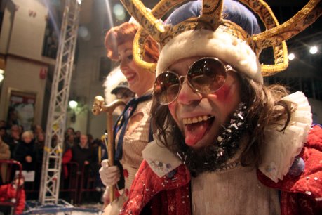 El Rei Carnestoltes es dirigeix a la seva carrossa, aquest vespre a Sitges durant la Rua de l'Extermini. FOTO: Cazorla, Bertran.