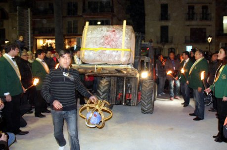 Trasllat del glaçó gegant on estava el Rei Carles Torras fins a la pira funerària FOTO: Polinario, Javi.