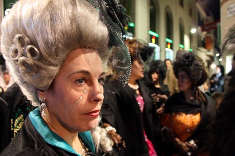 Una persona de dol que ha plorat la mort del Rei Carles Torras FOTO: Polinario, Javier.