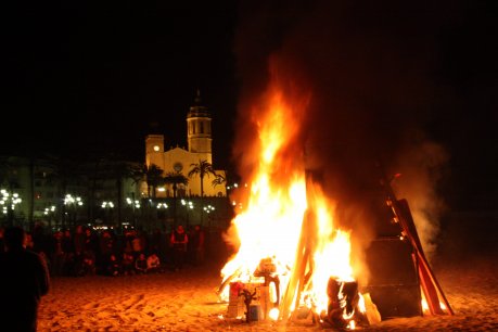 La pira funerària amb l'església de Sant Bartolomé i Santa Tecla al fons FOTO: Polinario, Javier.