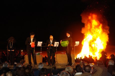 El moment del castell de focs fet amb globus amb la pira funerària al fons FOTO: Polinario, Javier.