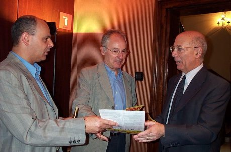 El president del grup d'ICV, Rafael Ribó, i el seu portaveu, Joan Boada, fan arribar al president del Parlament, Joan Rigol, els pamflets informatius sobre la vaga general, el 20-06-2002 FOTO: ACN / Arxiu.