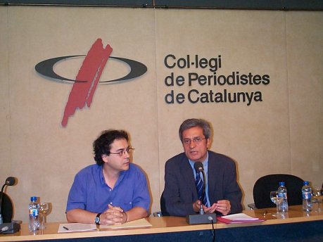 El president d'ICV, Joan Saura, i el coordinador general d'EUiA, Jordi Miralles, en la presentació del preacord de coalició electoral, el 18-06-2002 FOTO: ACN / Arxiu.