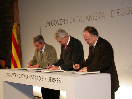 Saura, Maragall i Carod-Rovira en l'acte de signatura de l'acord tripartit per un nou Govern de la Generalitat, el 14-12-2003 FOTO: ACN / Arxiu.