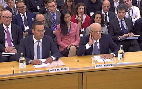 Rupert Murdoch i el seu fill James Murdoch durant la seva declaració al comitè de Cultura i Mitjans de Comunicació del parlament de Westminster FOTO: Reuters.