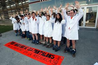 La protesta dels integrants de l'associació UdG.doc davant la Facultat de Ciències