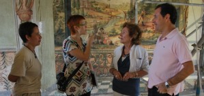 Carmen P�rez visita els treballs de restauraci� de les pintures de la Casa Santonja
