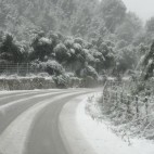 La neu i el vent compliquen la mobilitat a les Illes