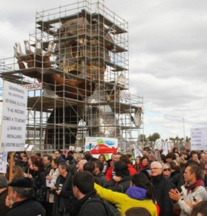 Malgrat l'intent de la Conselleria per dividir-los, les AMPAs donen suport majorit�riament a la protesta que duran a terme els ensenyants a l'aeroport