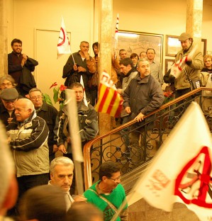 Els treballadors municipals irrompen al Ple
