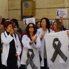 Treballadors de la sanitat p�blica traslladen la seva indignaci� al Parlament