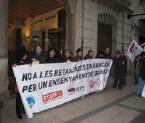Uns 600 professors es van manifestar contra les retallades en Educaci�