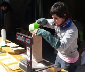Els intercanvis inunden la pla�a Vella de Torell�