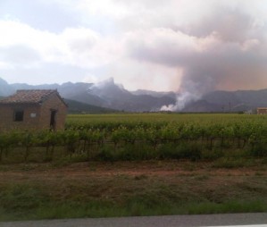 La boira dificulta l'extinci� de l'incendi de Rasquera